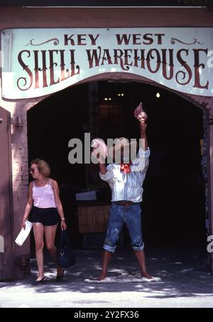 AJAXNETPHOTO. JUIN 1981. KEY WEST, FLORIDE, ÉTATS-UNIS. - CONCH REPUBLIC- KEY WEST'S SHELL WAREHOUSE DANS ROSE LANE. PHOTO:JONATHAN EASTLAND/AJAXREF:908012 153 Banque D'Images