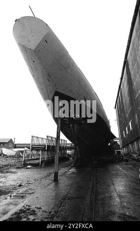 AJAXNETPHOTO. 15 FÉVRIER 1980. WOOLSTON, ANGLETERRE. - YACHT DE CLASSE J REFIT - LE YACHT DE CLASSE J VELSHEDA RÉCEMMENT ACQUIS PAR TERRY BRABENT, EN COURS DE RÉPARATION DE SA COQUE ET DE SON PONT AU CHANTIER WILMENTS. PHOTO : JONATHAN EASTLAND/AJAX. REF:801502 9 Banque D'Images