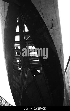 AJAXNETPHOTO. 15 FÉVRIER 1980. WOOLSTON, ANGLETERRE. - YACHT DE CLASSE J REFIT - LE YACHT DE CLASSE J VELSHEDA RÉCEMMENT ACQUIS PAR TERRY BRABENT, EN COURS DE RÉPARATION DE SA COQUE ET DE SON PONT AU CHANTIER WILMENTS. PHOTO : JONATHAN EASTLAND/AJAX. REF:801502 11 Banque D'Images