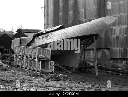 AJAXNETPHOTO. 15 FÉVRIER 1980. WOOLSTON, ANGLETERRE. - YACHT DE CLASSE J REFIT - LE YACHT DE CLASSE J VELSHEDA RÉCEMMENT ACQUIS PAR TERRY BRABENT, EN COURS DE RÉPARATION DE SA COQUE ET DE SON PONT AU CHANTIER WILMENTS. PHOTO : JONATHAN EASTLAND/AJAX. REF:801502 19 Banque D'Images