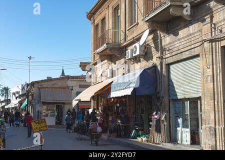 Nicosie, Chypre - 03 décembre 2015 : les gens marchent dans la rue commerçante animée Arasta Banque D'Images