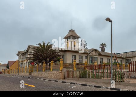 Le Woermannhaus historique avec tour à Swakopmund, Namibie Banque D'Images