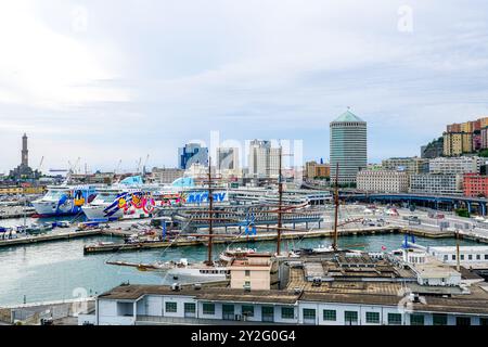 Gênes, Italie- 27 mai 2024 : vue sur le port avec des navires Ro-Ro, paysage urbain à l'architecture moderne Banque D'Images
