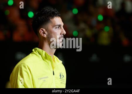 Valencia, Espagne. 10 septembre 2024. VALENCE, ESPAGNE - 10 SEPTEMBRE : Thanasi Kokkinakis, australien, regarde avant le match de Valence de la Coupe Davis de Groupe 2024 entre l'Australie et la France au Pabellon Fuente de San Luis le 10 septembre 2024 à Valence, Espagne. (Photo de Francisco Macia/photo Players images/Magara Press) crédit : Magara Press SL/Alamy Live News Banque D'Images