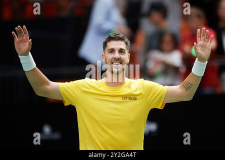 Valencia, Espagne. 10 septembre 2024. VALENCE, ESPAGNE - 10 SEPTEMBRE : Thanasi Kokkinakis, australien, célèbre devant la foule sa victoire lors de la Coupe Davis phase de Groupe 2024 match de Valence entre l'Australie et la France au Pabellon Fuente de San Luis le 10 septembre 2024 à Valence, Espagne. (Photo de Francisco Macia/photo Players images/Magara Press) crédit : Magara Press SL/Alamy Live News Banque D'Images