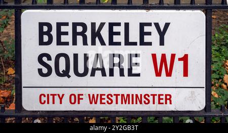 Signe pour Berkeley Square, Mayfair, Londres, Angleterre, Royaume-Uni Banque D'Images