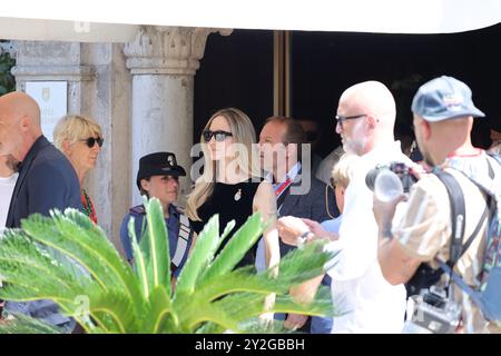 VENISE, ITALIE - AOÛT 29 : Angelina jolie est vue au 81e Festival international du film de Venise le 29 août 2024 à Venise, Italie. (Photo de Mark Cape/Insidefoto) Banque D'Images