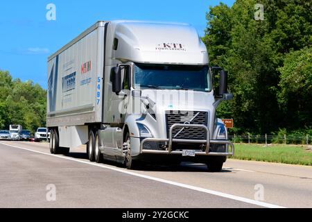 Knoxville, Tennessee, États-Unis – 20 août 2024 : plan horizontal d'un dix-huit roues blanc moderne mène la circulation sur une autoroute inter-états. Lui Banque D'Images