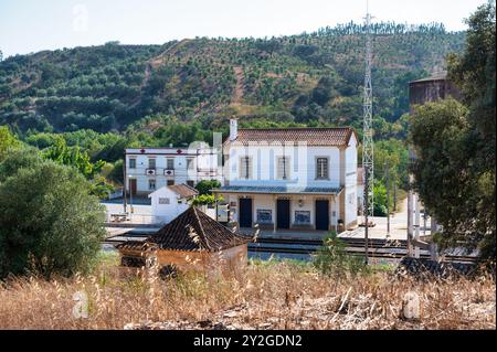 Alentejo Portugal. 04 août 2024. Gare rurale entourée de verdure luxuriante et de collines, capturant le charme de la campagne portugaise. Banque D'Images