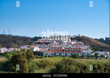 Alentejo Portugal. 04 août 2024. Odeceixe dans l'alentejo Portugal, charmante ville à flanc de colline avec des maisons blanchies à la chaux, des toits en terre cuite, et un bleu clair s. Banque D'Images