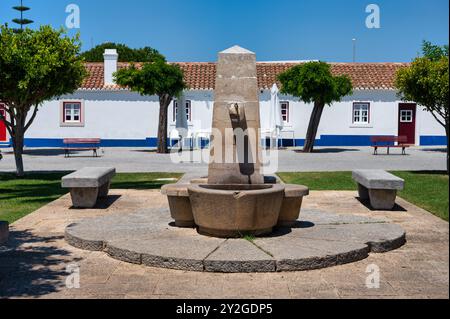 Alentejo Portugal. 04 août 2024. Porto Covo dans l'alentejo Portugal, charmante rue pavée dans un village portugais avec des maisons blanchies à la chaux. Banque D'Images