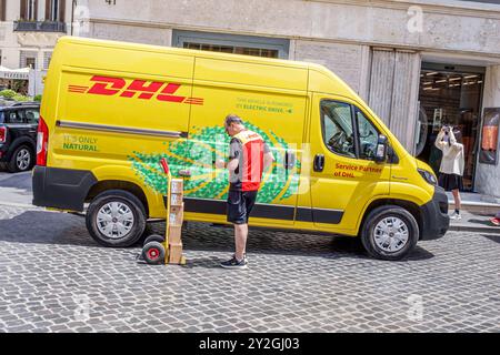 Rome Italie, Piazza di Spagna, place carrée espagnole, DHL livraison Courier van jaune, paquet de camion à main de chariot de conducteur, Europe européenne italienne, visiteurs Banque D'Images