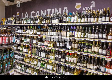 Rome Italie, via del Pozzetto, Tigre Supermercado, épicerie de supermarché, étagères affichage de la nourriture de vente, intérieur, département de vin, bouteilles alcooliques b Banque D'Images