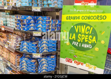 Rome Italie, via del Pozzetto, Tigre Supermercado, épicerie de supermarché, étagères afficher la nourriture de vente, intérieur, thon en conserve, Rio Mare, comme do Mar, signe Banque D'Images