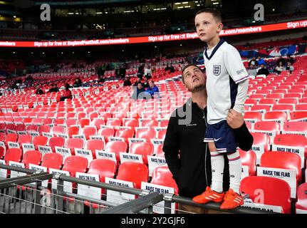 Les supporters de l'Angleterre avant le match du Groupe B2 de l'UEFA Nations League au stade de Wembley, Londres. Date de la photo : mardi 10 septembre 2024. Banque D'Images