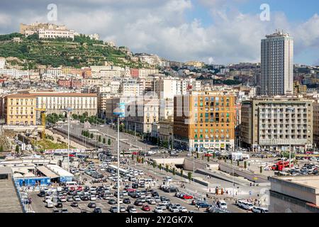 Naples Napoli Italie, Piazza Municipio, place plaza, Palazzo San Giacomo, palais de ville de style néoclassique, Castel Nuovo Maschio Angioino, château médiéval Banque D'Images