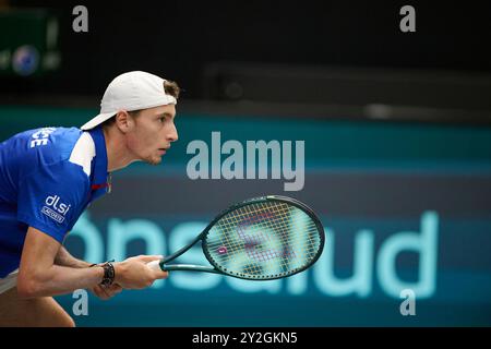 Ugo Humbert, de l'équipe de France en action, affronte Alexei Popyrin, de l'équipe d'Australie, lors de la finale de la Coupe Davis, deuxième match en simple du Groupe B, le 10 septembre Banque D'Images