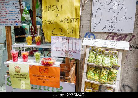 Naples Napoli Italie, via dei Tribunali, boissons de tasses de fruits frais, salades de paniers, stalle vendeur de trottoir, Europe européenne italienne, voyage de visiteurs en voyage Banque D'Images