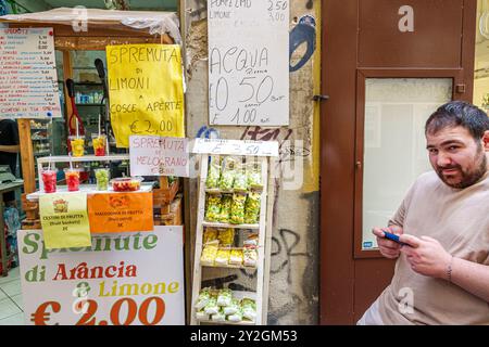 Naples Napoli Italie, via dei Tribunali, boissons de tasses de fruits frais, salades de paniers, stalle vendeur de trottoir, Europe européenne italienne, voyage de visiteurs en voyage Banque D'Images