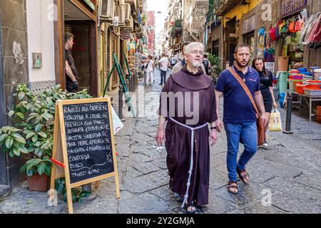 Naples Napoli Italie, via dei Tribunali, rue piétonne, robe de moine d'homme senior, marche de frère, Italie Europe européenne UE, voyage de visiteurs tour t Banque D'Images