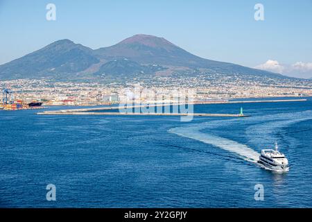 Naples Naples Italie, mer Méditerranée, Golfe de Naples, Campanie ville skyline, Mont Vésuve volcan, NLG Navigazione Libera del Golfo, ferry de passagers Banque D'Images