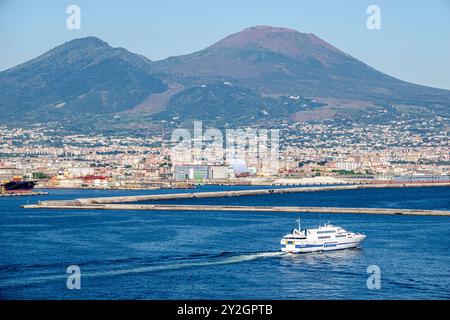 Naples Naples Italie, mer Méditerranée, Golfe de Naples, volcan du Mont Vésuve, Isola di Vulcano Caremar, ferry rapide passagers, Campanie ville skyline, M Banque D'Images