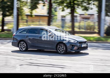 OSTRAVA, TCHÉQUIE - 22 SEPTEMBRE 2023 : Grey Kia Ceed SW Sportswagon Estate car, effet flou de mouvement Banque D'Images