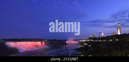 Vue aérienne des chutes du Niagara illuminées au crépuscule et de la rivière Niagara, frontière naturelle du Canada et des États-Unis Banque D'Images