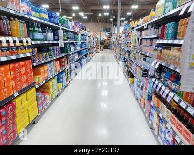 Toronto, on, Canada - 27 août 2024 : vue à l'allée du rayon épicerie dans le magasin canadien. Banque D'Images