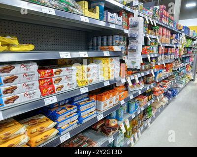 Toronto, on, Canada - 27 août 2024 : vue à l'allée du rayon épicerie dans le magasin canadien. Banque D'Images