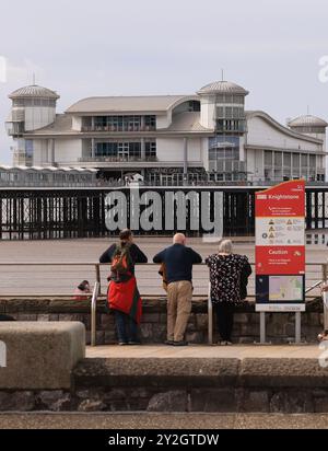 Vacanciers regardant la jetée, septembre 2024 Banque D'Images