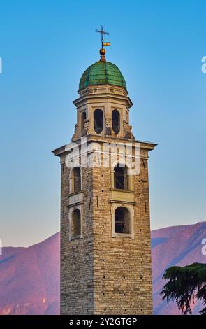 Le clocher médiéval en pierre mince de la cathédrale San Lorenzo contre les Alpes et le ciel nocturne, Lugano, Suisse Banque D'Images