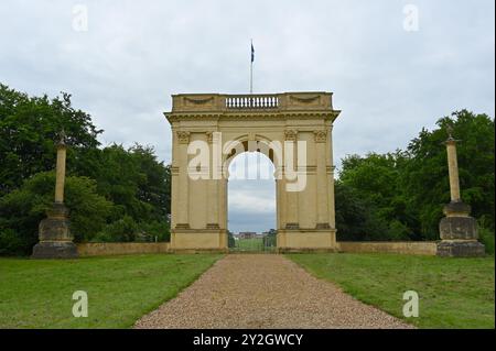 Arche corinthienne au jardin paysager géorgien et parc propriété du National Trust à Stowe, Buckinghamshire Angleterre Banque D'Images