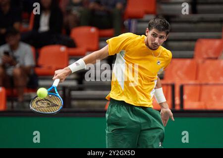 Valencia, Espagne. 10 septembre 2024. VALENCE, ESPAGNE - 10 SEPTEMBRE : Alexei Popyrin, de l'Australie, joue un coup de revers contre Ugo Humbert, de la France, lors de la finale de la Coupe Davis phase de groupe 2024 match de Valence entre l'Australie et la France au Pabellon Fuente de San Luis le 10 septembre 2024 à Valence, Espagne. (Photo de Jose Torres/photo Players images/Magara Press) crédit : Magara Press SL/Alamy Live News Banque D'Images