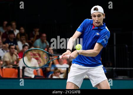 Valencia, Espagne. 10 septembre 2024. VALENCE, ESPAGNE - 10 SEPTEMBRE : Ugo Humbert, de France, joue un coup de revers contre Alexei Popyrin, d'Australie, lors du match de Valence de la Coupe Davis phase de Groupe 2024 entre l'Australie et la France au Pabellon Fuente de San Luis le 10 septembre 2024 à Valence, Espagne. (Photo de Francisco Macia/photo Players images/Magara Press) crédit : Magara Press SL/Alamy Live News Banque D'Images