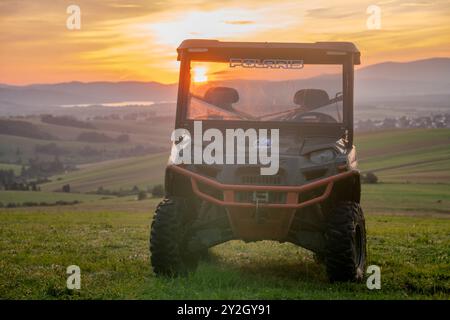 Quad Polaris Ranger hors route UTV en terrain montagneux Banque D'Images