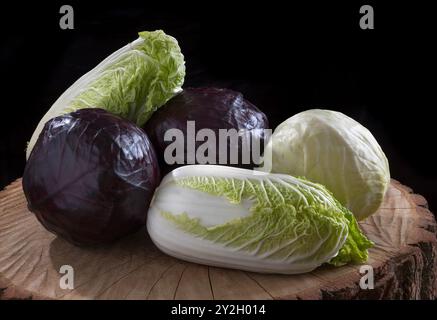 Beaucoup de sortes de chou sur bois, et fond noir. Variété de chou Banque D'Images