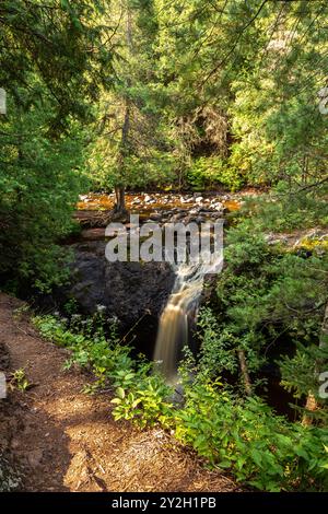 Snake Pit Falls à plein débit à Amnicon State Park. South Range, Wisconsin, États-Unis. Banque D'Images