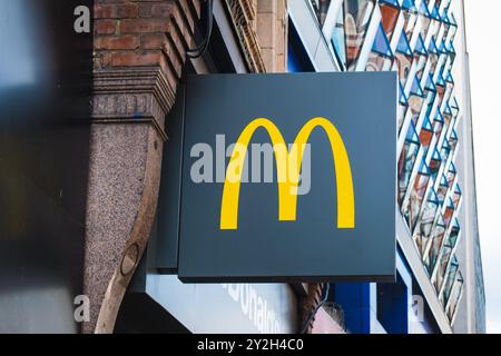 Londres, Royaume-Uni - 24 juillet 2024 : logo de la boutique McDonald's. Banque D'Images