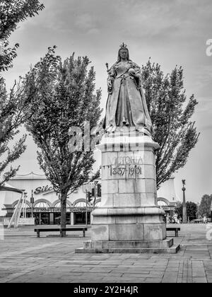 L'image est du mémorial de la reine Victoria juste à côté de la promenade dans la station balnéaire côtière du Nord-Ouest de Southport Banque D'Images