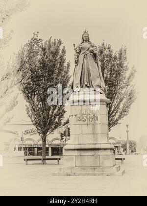 L'image est du mémorial de la reine Victoria juste à côté de la promenade dans la station balnéaire côtière du Nord-Ouest de Southport Banque D'Images