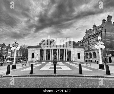 L'image est celle des jardins du mémorial de guerre sur Lord Street dans la station balnéaire côtière de Southport, dans le nord-ouest du Lancashire Banque D'Images