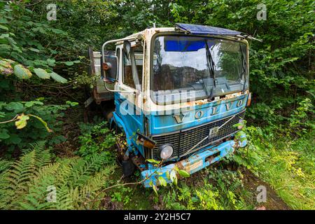 Lindesnes, Norvège - 09 septembre 2016 : vieille Volvo F614 rouillée debout dans les bois. Banque D'Images