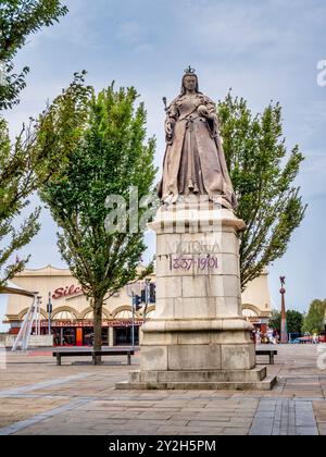 L'image est du mémorial de la reine Victoria juste à côté de la promenade dans la station balnéaire côtière du Nord-Ouest de Southport Banque D'Images