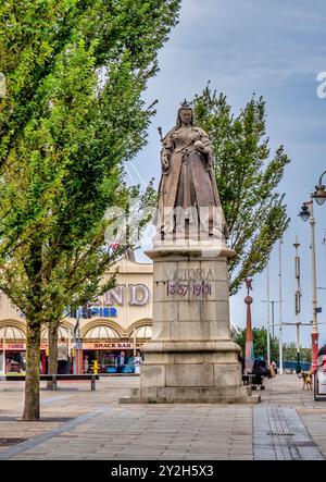 L'image est du mémorial de la reine Victoria juste à côté de la promenade dans la station balnéaire côtière du Nord-Ouest de Southport Banque D'Images