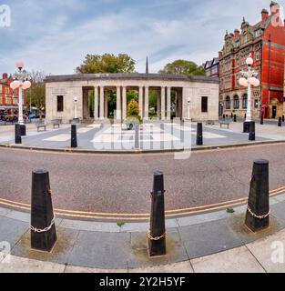 L'image est celle des jardins du mémorial de guerre sur Lord Street dans la station balnéaire côtière de Southport, dans le nord-ouest du Lancashire Banque D'Images