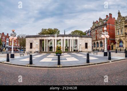 L'image est celle des jardins du mémorial de guerre sur Lord Street dans la station balnéaire côtière de Southport, dans le nord-ouest du Lancashire Banque D'Images