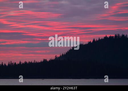 Coucher de soleil sur la forêt nationale de Tongass à Snow Pass dans le sud-est de l'Alaska, États-Unis, Océan Pacifique. Banque D'Images