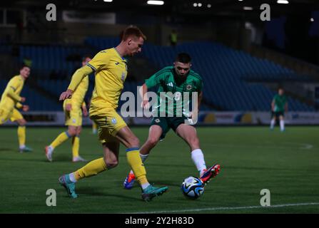 L’ukrainien Volodymyr Saiuk en action contre l’irlandais Patrick Kelly lors du match du groupe F qualificatif pour le Championnat UEFA Euro U21 au Ballymena Showgrounds, dans le comté d’Antrim. Date de la photo : mardi 10 septembre 2024. Banque D'Images