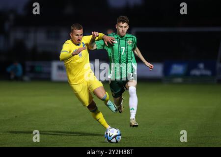 Charlie Allen, de l'Irlande du Nord, en action contre l'ukrainienne Illia Krupskyi lors du match qualificatif du groupe F pour le Championnat UEFA Euro U21 au Ballymena Showgrounds, dans le comté d'Antrim. Date de la photo : mardi 10 septembre 2024. Banque D'Images